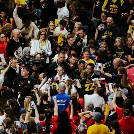 El Regreso de Caitlin Clark a Iowa: Un Hito en Ventas y Popularidad