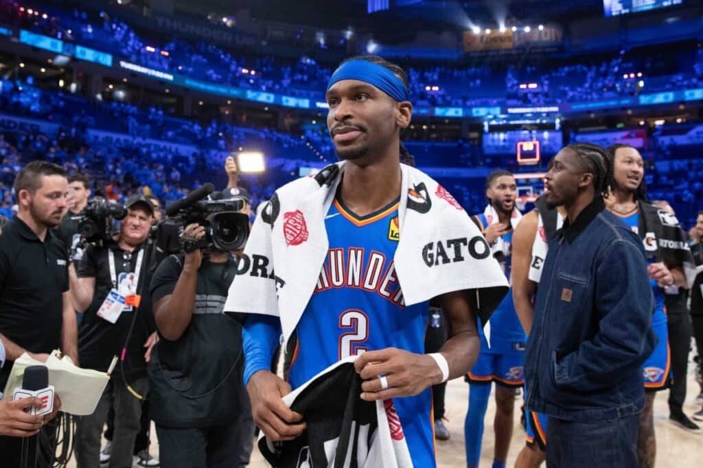 Shai Gilgeous-Alexander y la línea de libres: ¿Habilidad o llamadas a su favor? 1 thunder guard shai gilgeous alexander walks off the court after his team defeated the nuggets in game seven of the second round for the 2025 nba playoffs at paycom center