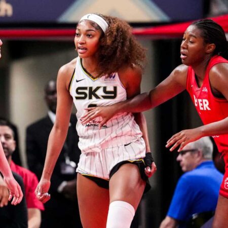 La WNBA investiga comentarios racistas hacia Reese en el partido ante las Fever