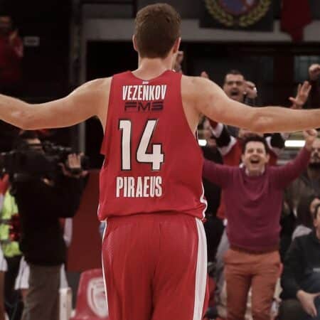 Sasha Vezenkov recibe la distinción al MVP de los Playoffs en Euroliga