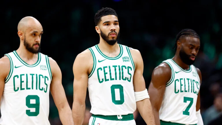 Boston Celtics sigue moviéndose de cara a la próxima campaña. Créditos a Danielle Parhizkaran/Globe Staff