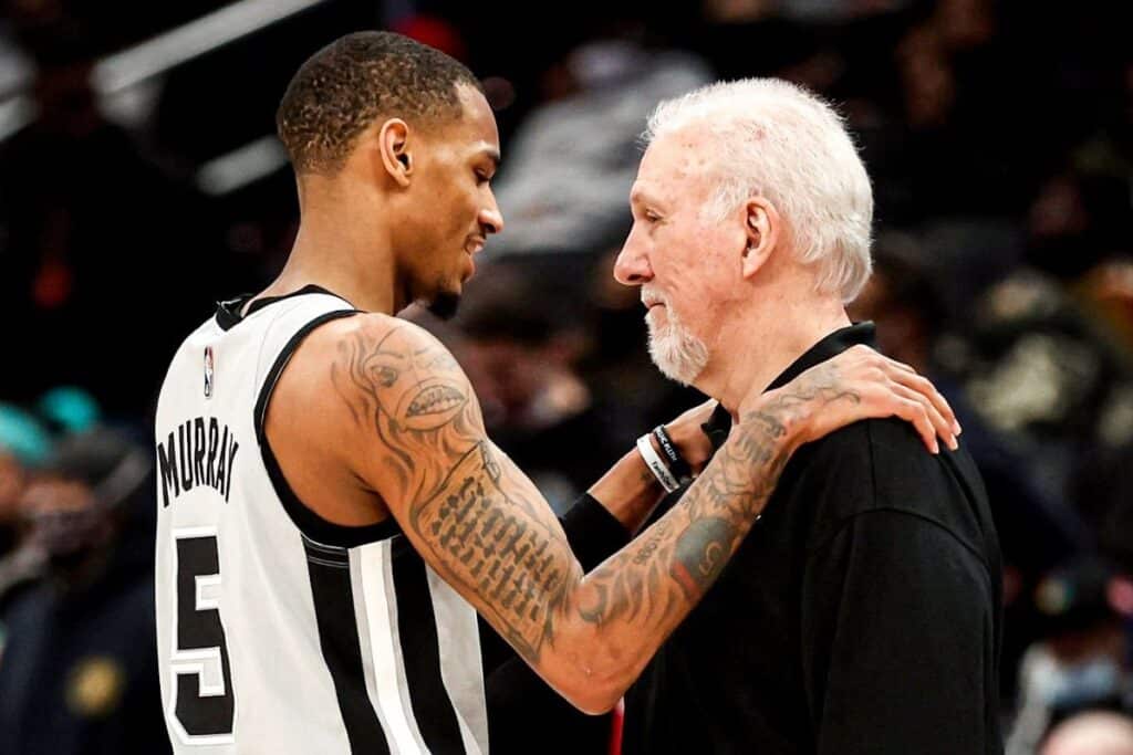 En la NBA, donde las historias de superación resuenan, el vínculo entre Gregg Popovich y Dejounte Murray destaca como un ejemplo de humanidad
