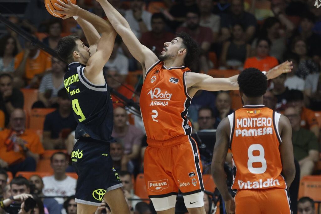 Rumores ACB: ¿Valencia o Barça Basket? El pívot europeo que desata una guerra de fichajes