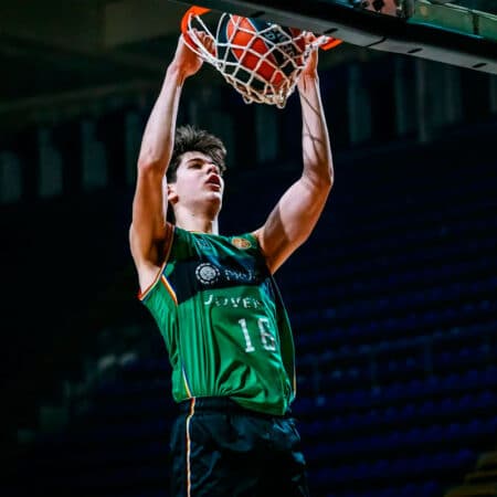 Davidson Amarra a Ian Platteeuw del Joventut Badalona