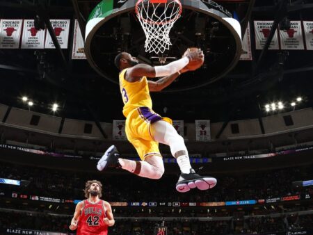 LeBron James hace historia: ¿Cuál es su nuevo récord con mates en la NBA?