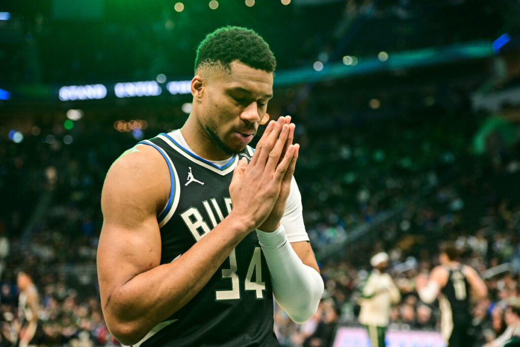 Tensión en Milwaukee: ¿Forzará Giannis Antetokounmpo un cambio tras la salida de Lillard? 1 Tensión en Milwaukee: ¿Forzará Giannis Antetokounmpo un cambio tras la salida de Lillard? Créditos a Benny Sieu-Imagn Images