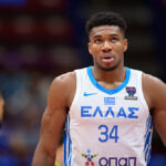 Giannis Antetokounmpo vuelve con Grecia: El duelo épico frente Porziņģis antes del Eurobasket. Créditos a Getty Images