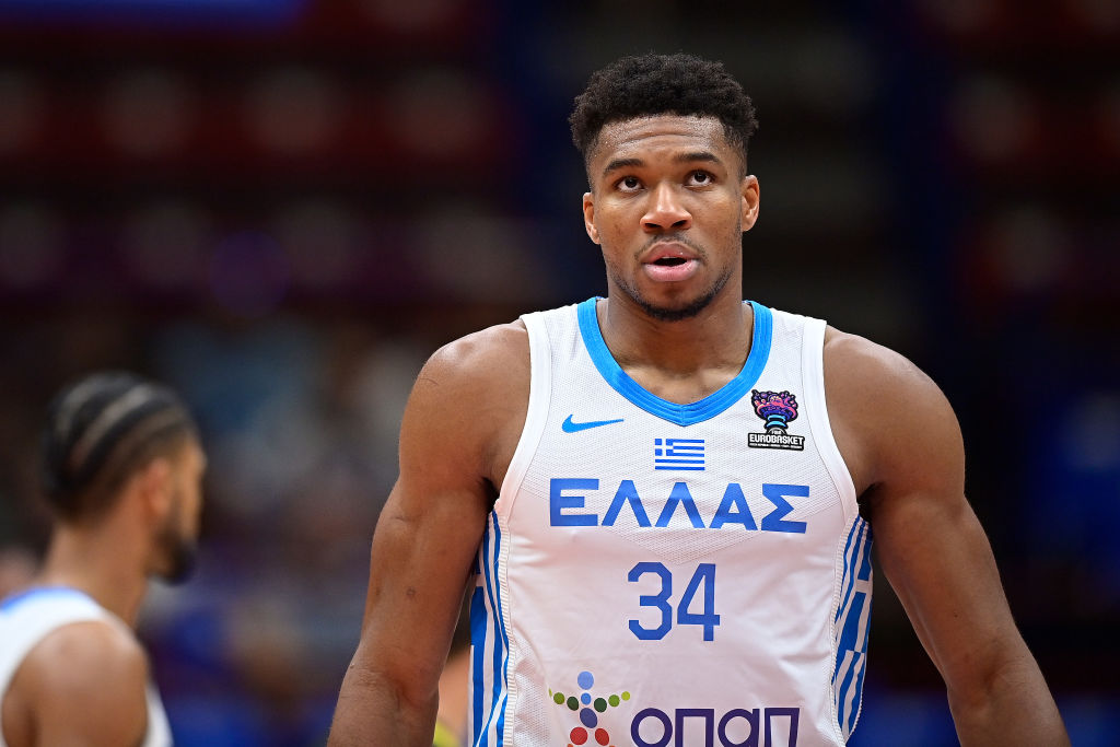 Giannis Antetokounmpo vuelve con Grecia: El duelo épico frente Porziņģis antes del Eurobasket. Créditos a Getty Images