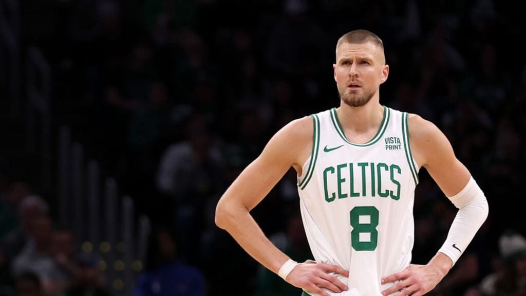 Boston Celtics sorprenden: La jugada detrás del traspaso de Porzingis. Créditos a Getty Images