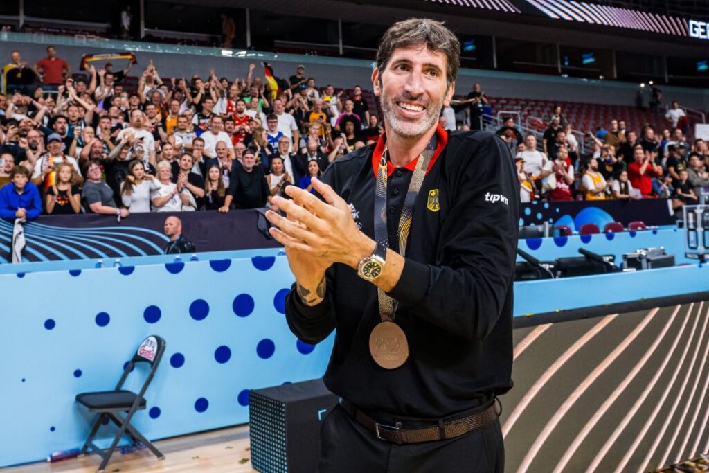 El técnico español Álex Mumbrú hace historia a pesar de sus problemas de salud