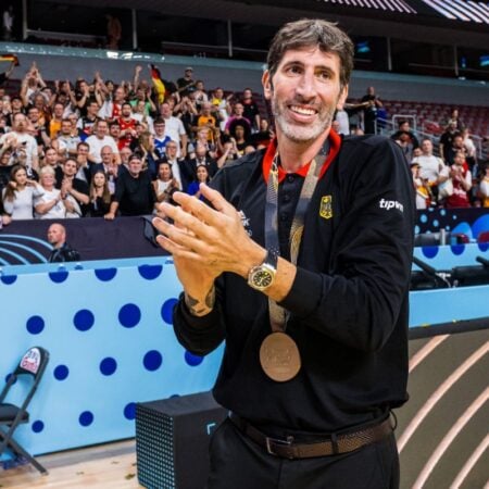 El técnico español Álex Mumbrú hace historia a pesar de sus problemas de salud