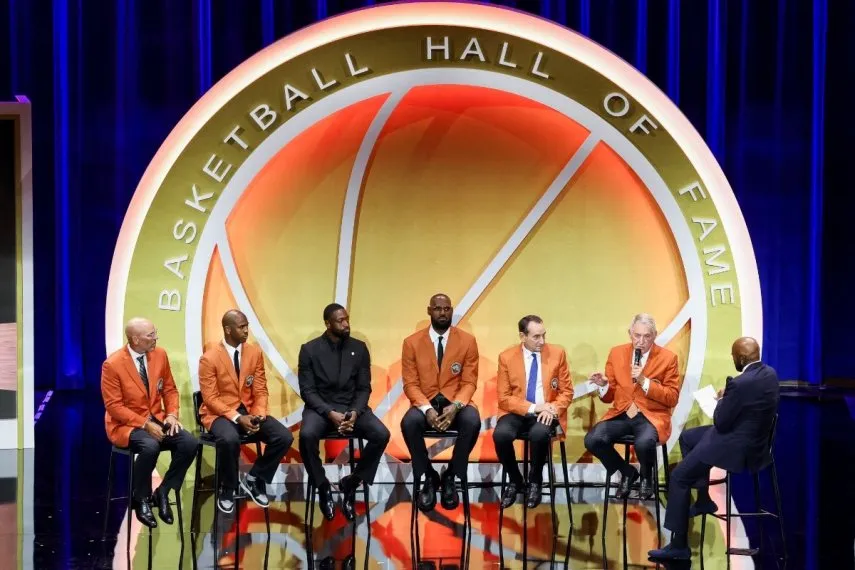 ¿Quiénes brillaron? Lo más impactante de la ceremonia del Salón de la Fama NBA 1 ¿Quiénes brillaron? Lo más impactante de la ceremonia del Salón de la Fama NBA. Créditos a Adam Glanzman/Getty Images/AFP