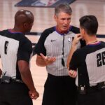 Alerta en la NBA: ¿Por qué los árbitros estrenan auriculares en pretemporada?