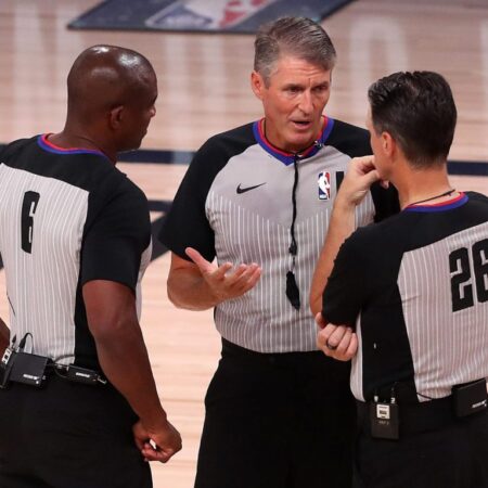 Alerta en la NBA: ¿Por qué los árbitros estrenan auriculares en pretemporada?