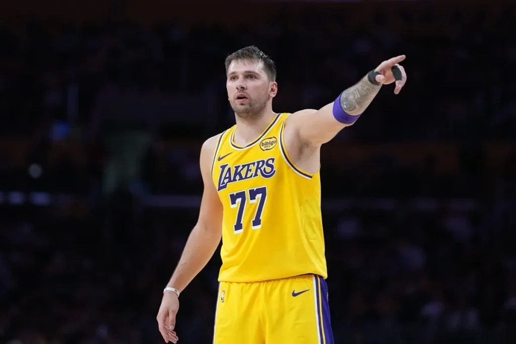 Luka Doncic sigue rompiendo moldes: ¿Cómo supera a Davis, Thompson y Flagg en dos juegos? 1 Luka Doncic sigue rompiendo moldes: ¿Cómo supera a Davis, Thompson y Flagg en dos juegos?