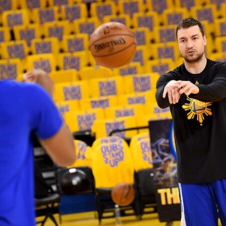 De ser pieza clave en el staff de los Warriors a dar el salto que nadie esperaba en la WNBA