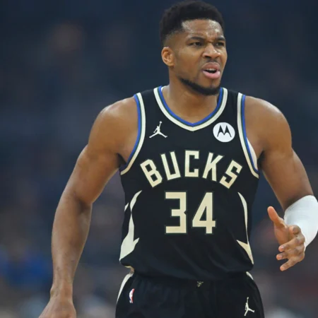 Dura noticia para los Bucks: Giannis Antetokounmpo fuera por lesión ¿Cuándo regresa?