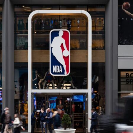 ¿El entrenador del año que pasa desapercibido en la NBA? Sus números impactan