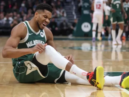 ¡Alarma en Milwaukee! Giannis Antetokounmpo vuelve a caer lesionado: ¿Se acerca su adiós definitivo?