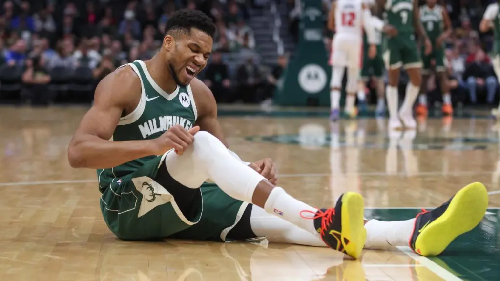 ¡Alarma en Milwaukee! Giannis Antetokounmpo vuelve a caer lesionado: ¿Se acerca su adiós definitivo?