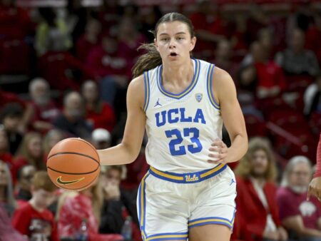 ¿Quién es la jugadora que está superando en puntos a su hermano estrella de la NBA?