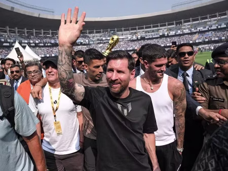 Vídeo de Messi jogando bolas na torcida na Índia viraliza e gera debate nas redes