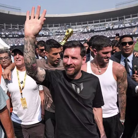 Vídeo de Messi jogando bolas na torcida na Índia viraliza e gera debate nas redes