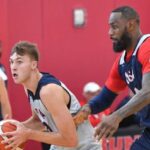 A los 18 años, Flagg entra en el olimpo con LeBron: El récord que sacude a la NBA